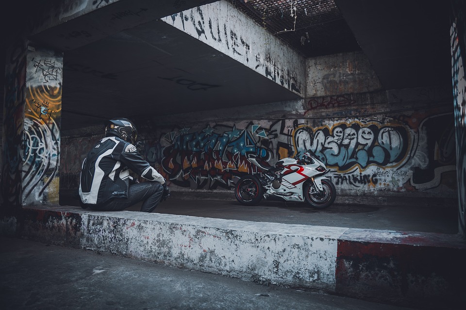 Přítel si motorek váží. 