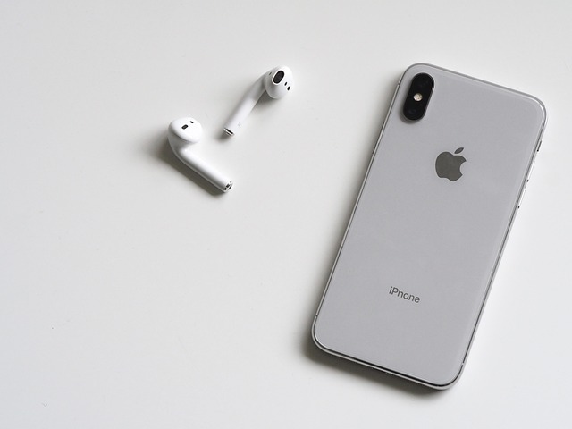 sluchátka a mobil iPhone